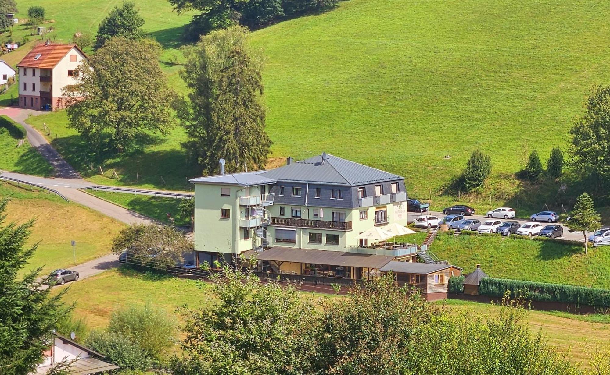Hotel Gruener Baum Mit Restaurant & Wellness Oberzent Exterior photo