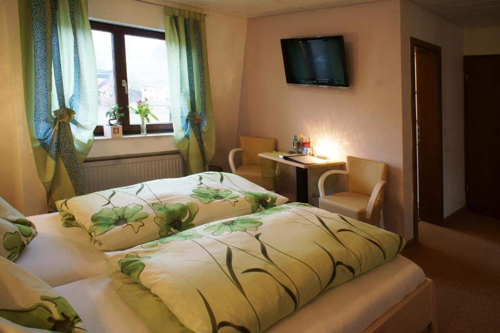 Hotel Gruener Baum Mit Restaurant & Wellness Oberzent Room photo